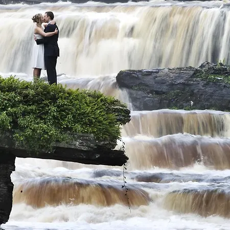 Hotel Falls & 4*