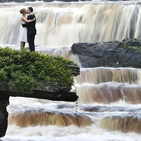 酒店 瀑布酒店及水疗中心 4*