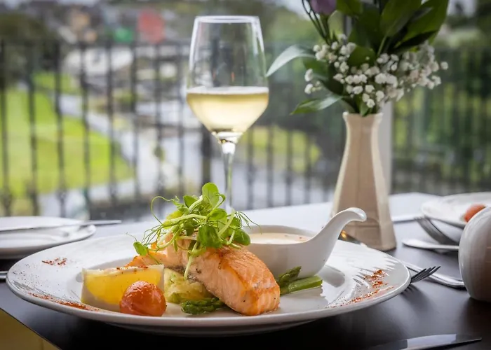 Отель Falls & 4*