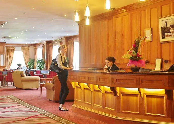 Falls & Отель Эннистимон