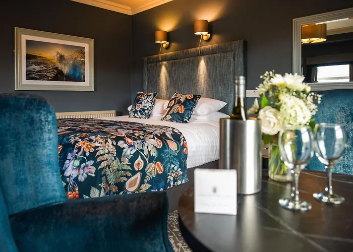 Отель Falls & 4*