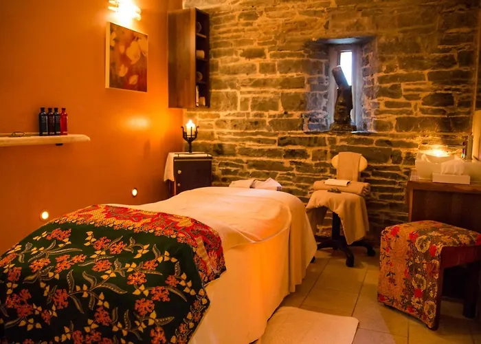 Отель Falls & 4*