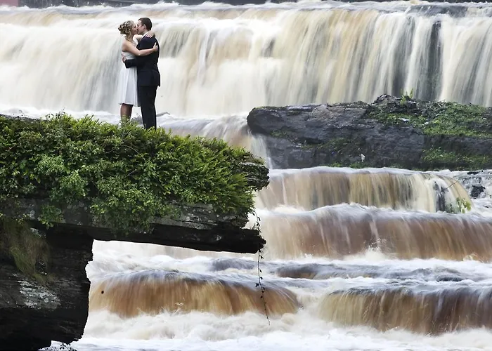 Отель Falls & 4*